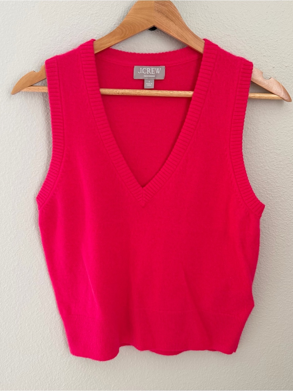 J. Crew Sleeveless Cashmere V-neck sweater-vest in Neon Berry Red - S